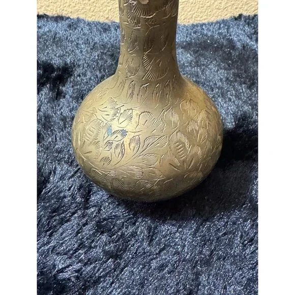 Vintage Handcrafted Brass Flower Vase Etched Intricate Floral Design MAde India - Picture 4 of 6